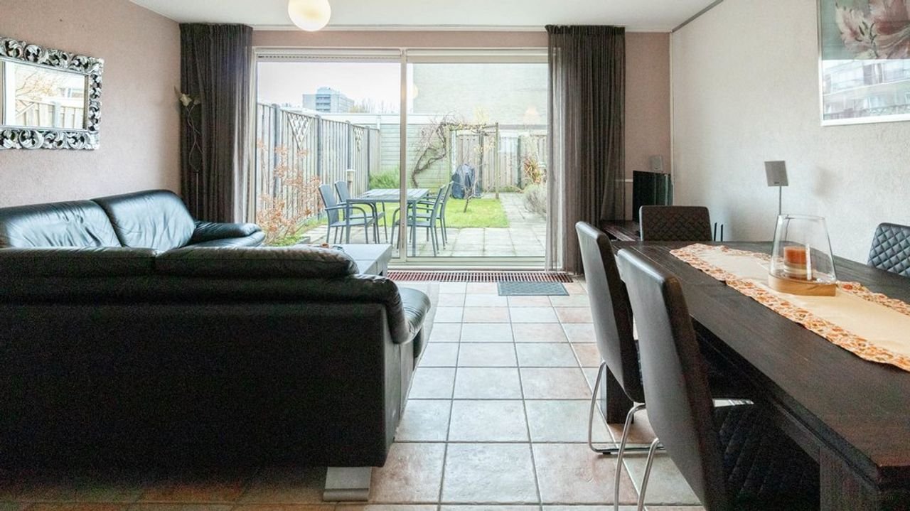 Sunny house with deep garden in Leiden - Image 9