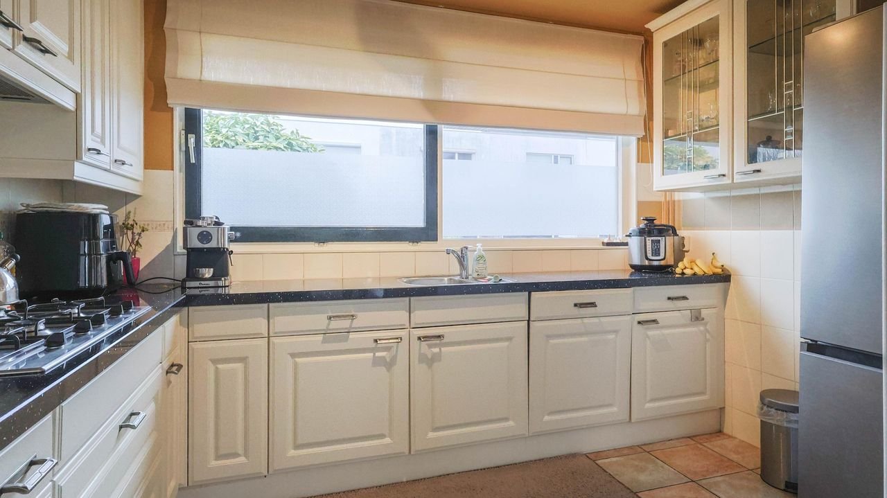 Sunny house with deep garden in Leiden - Image 5