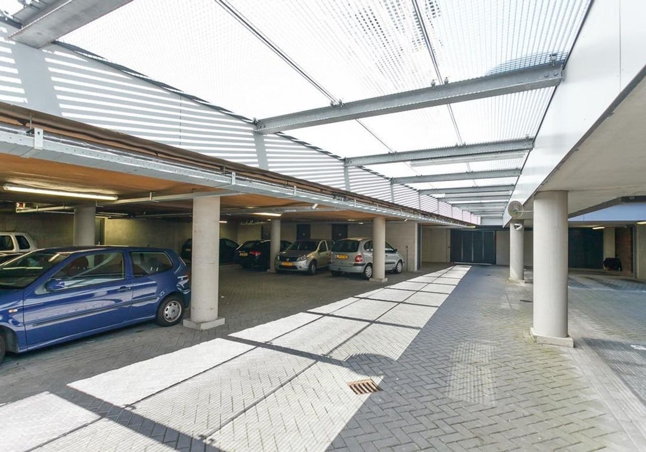 City Center Living: 100 m² with Private Parking Garage - Image 22