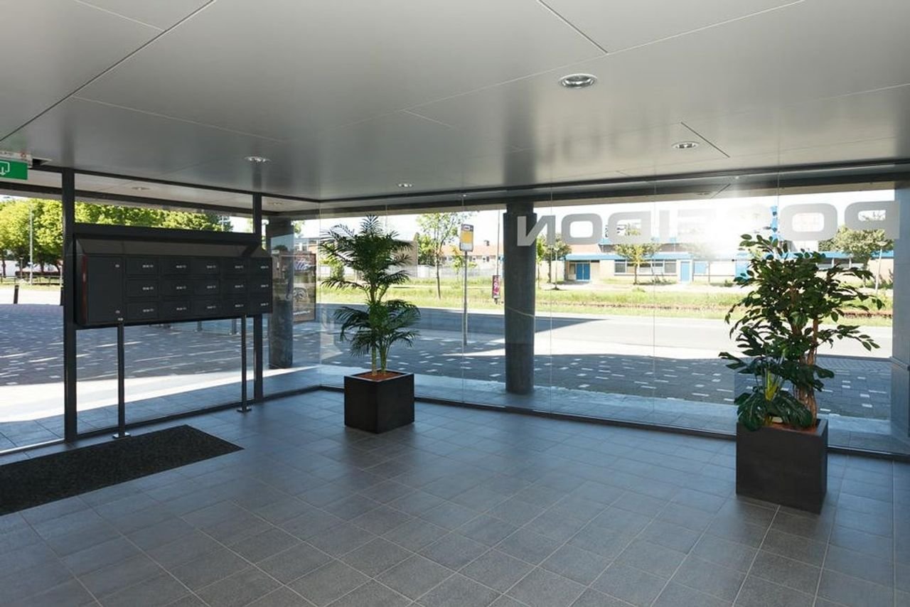 City Center Living: 100 m² with Private Parking Garage - Image 3