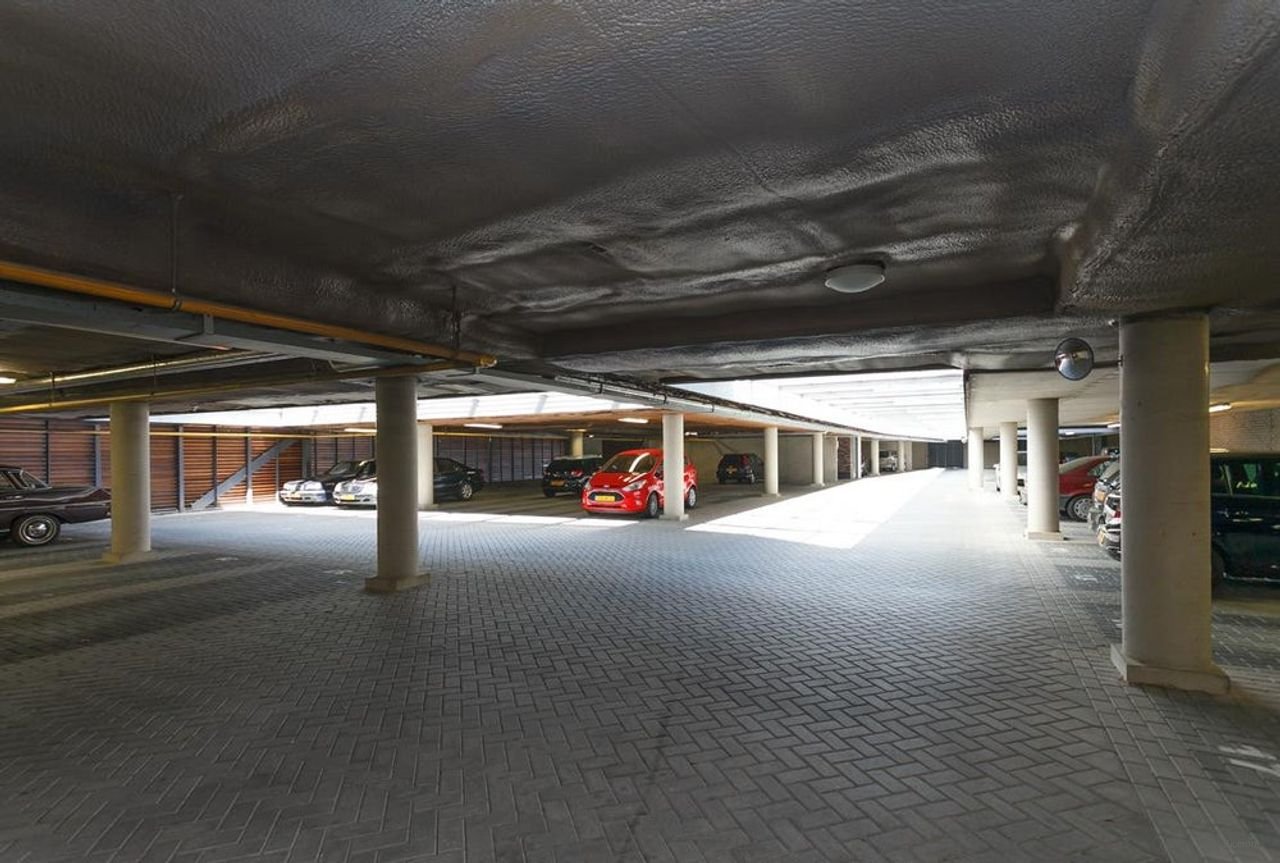 City Center Living: 100 m² with Private Parking Garage - Image 21
