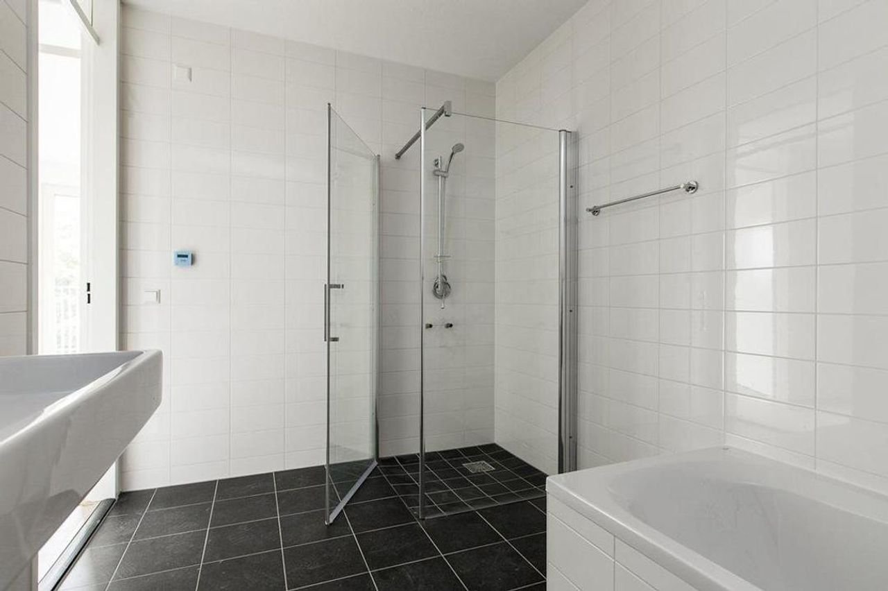 Ruim 3-kamerappartement met eigen parking - Afbeelding 6