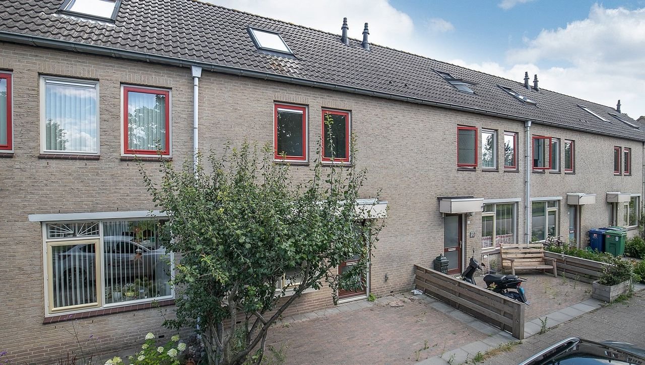 Eengezinswoning met tuin in de Bloemenbuurt - Afbeelding 1