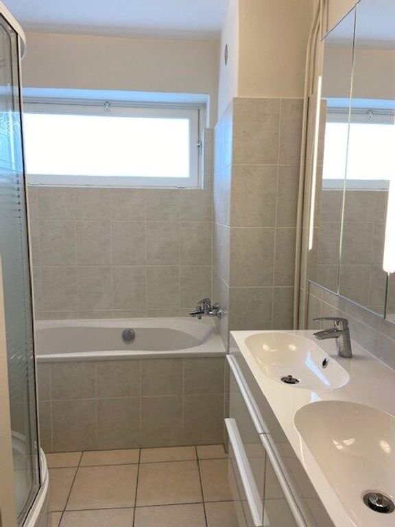 Bright 4-room apartment surrounded by greenery - Image 12