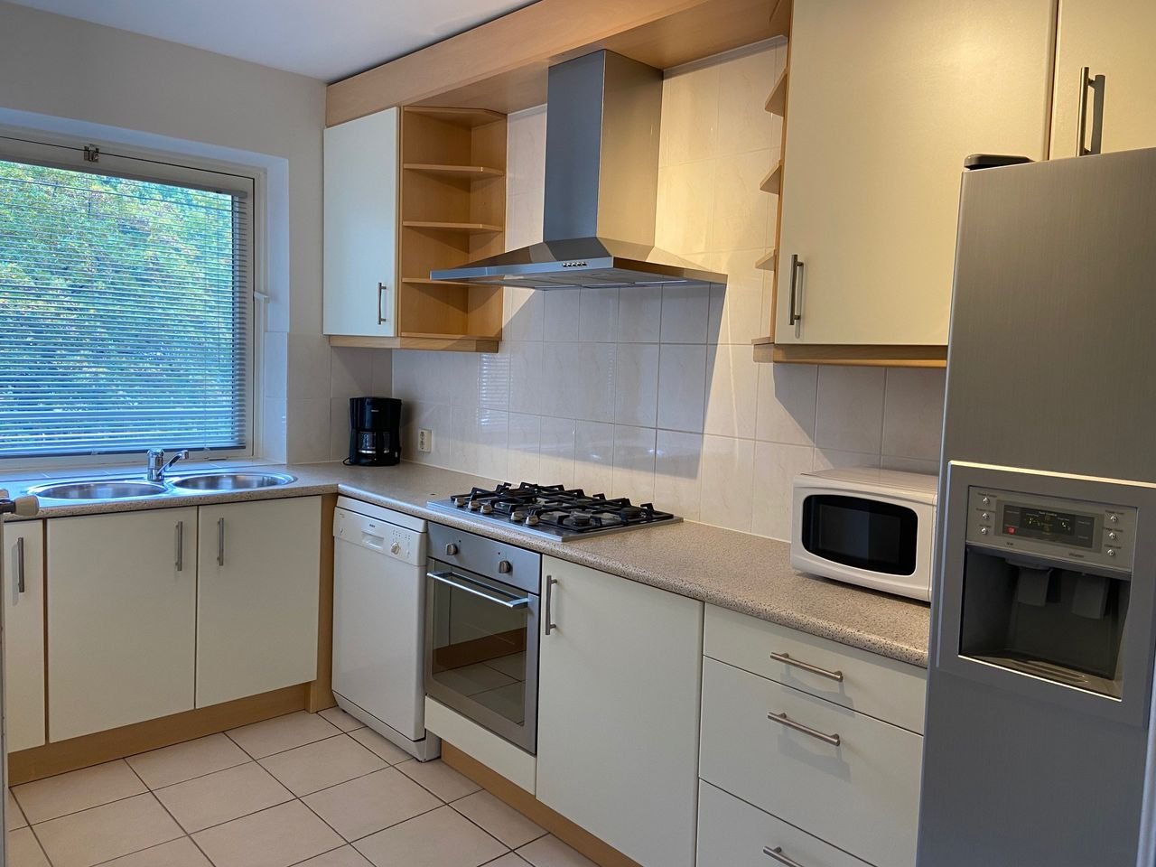 Bright 4-room apartment surrounded by greenery - Image 8