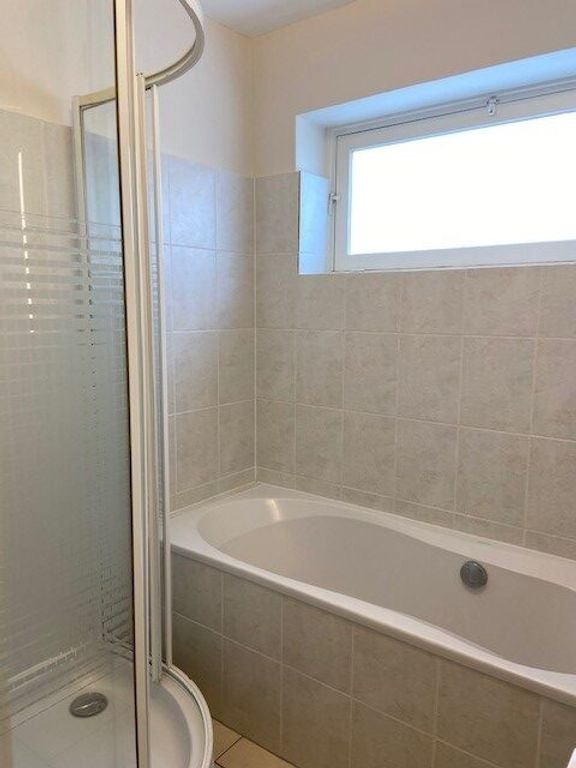 Bright 4-room apartment surrounded by greenery - Image 11