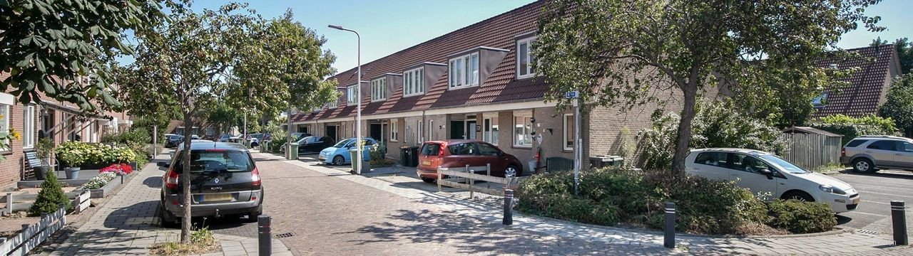 Lovely family home with solar panels - Image 1