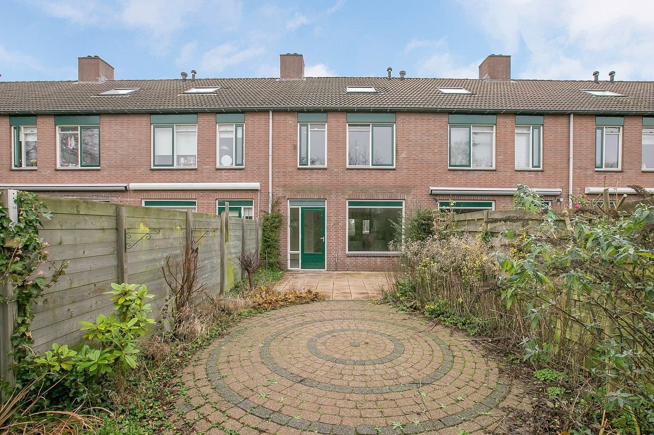 Spacious 5-bedroom family home - Image 24