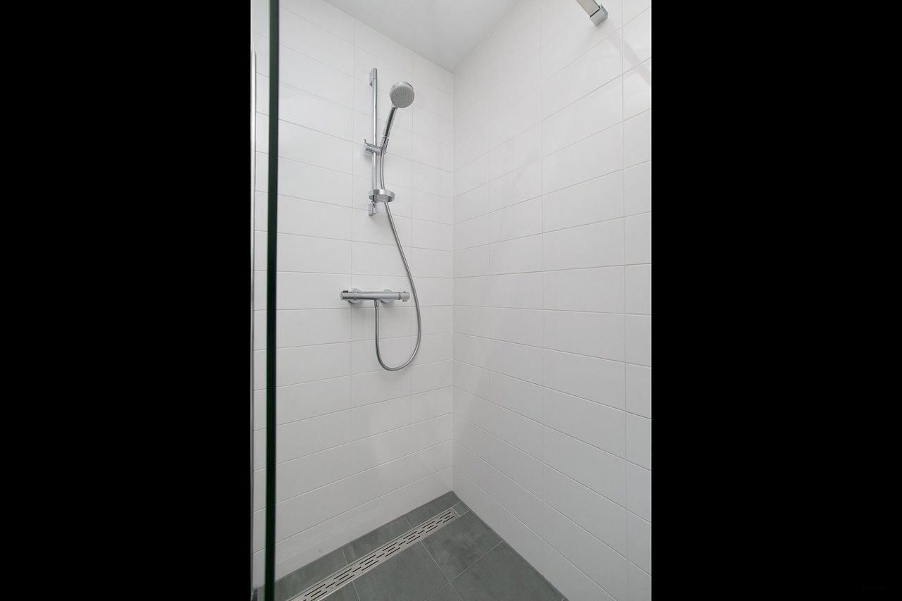 Spacious 5-bedroom family home - Image 19