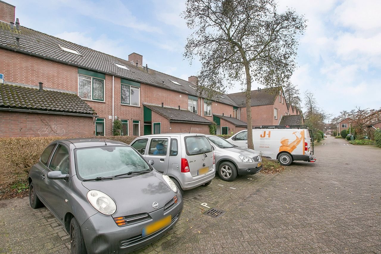 Spacious 5-bedroom family home - Image 25