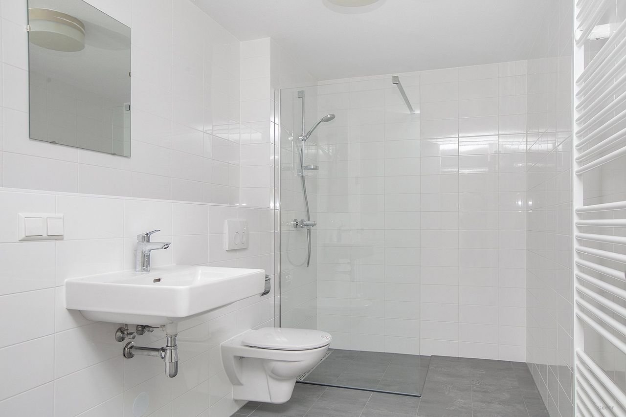 Spacious 5-bedroom family home - Image 18