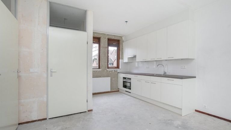 Spacious 5-bedroom family home - Image 4