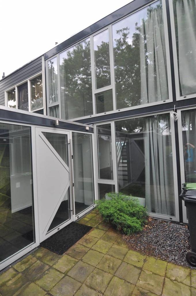 128 m2 home with conservatory and garden - Image 1