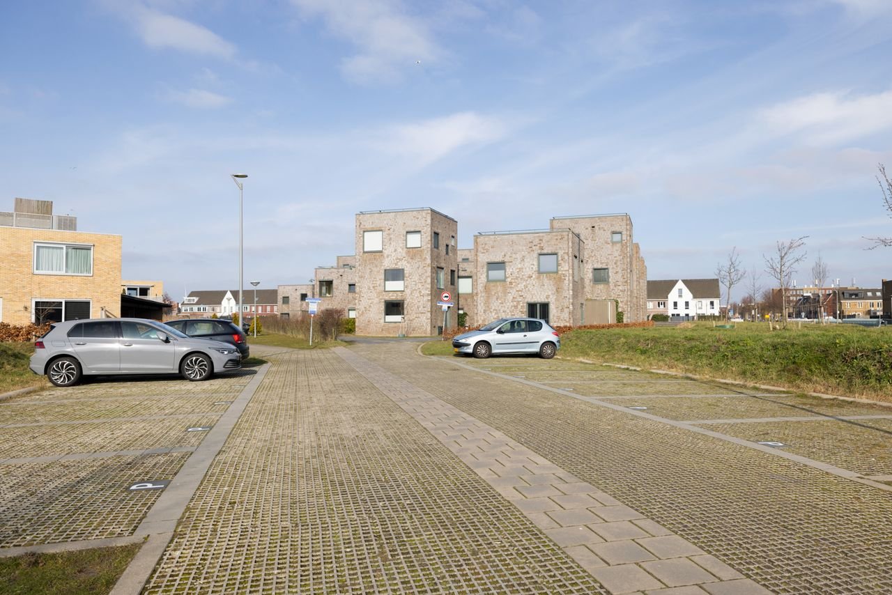 4 bedrooms and roof terrace in Almere Poort - Image 32