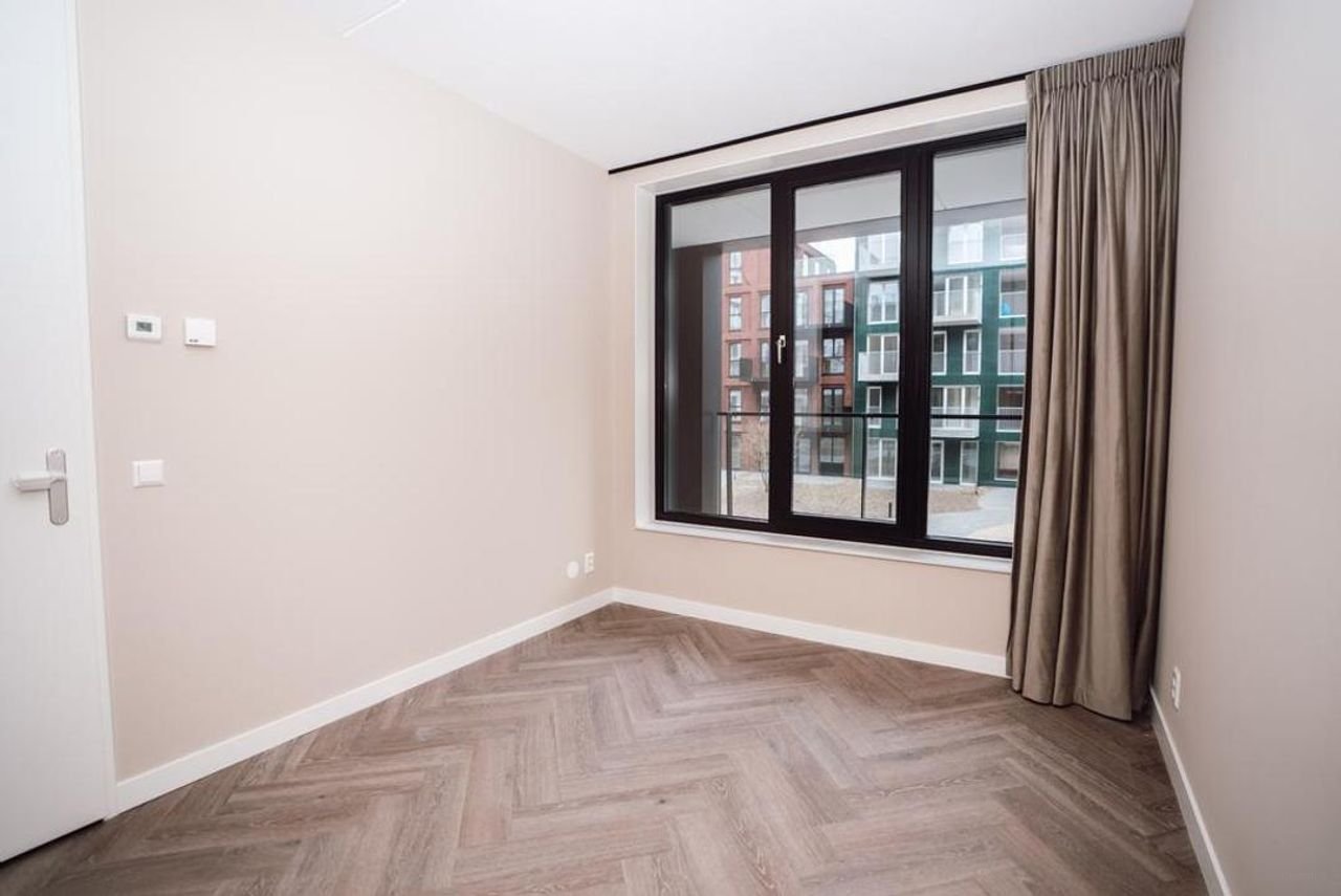 Sunny new-build apartment in Hyde Park - Image 12