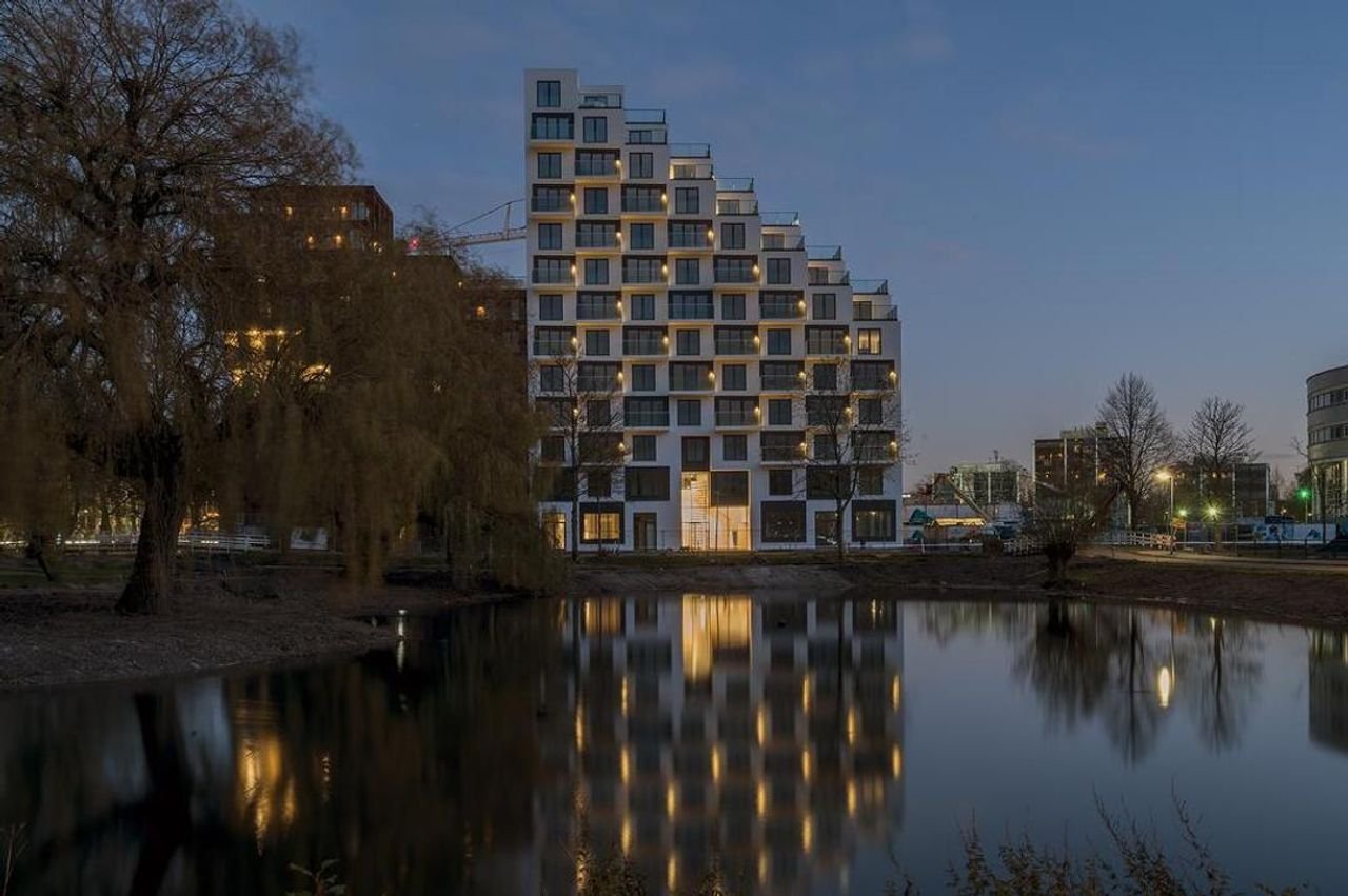 Sunny new-build apartment in Hyde Park - Image 17