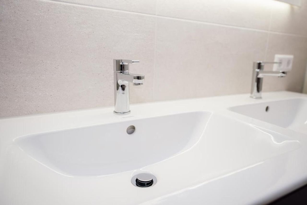 Sunny new-build apartment in Hyde Park - Image 11