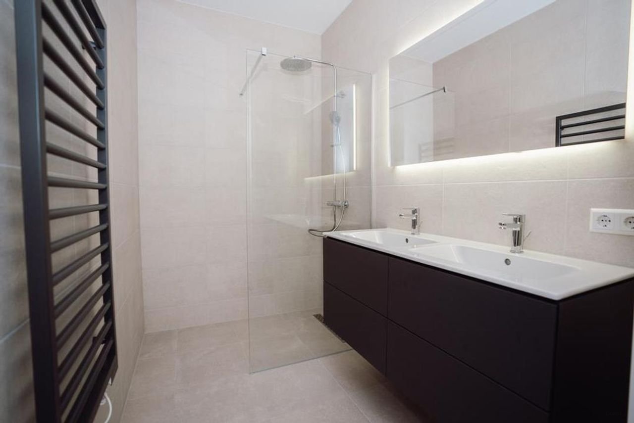 Sunny new-build apartment in Hyde Park - Image 9