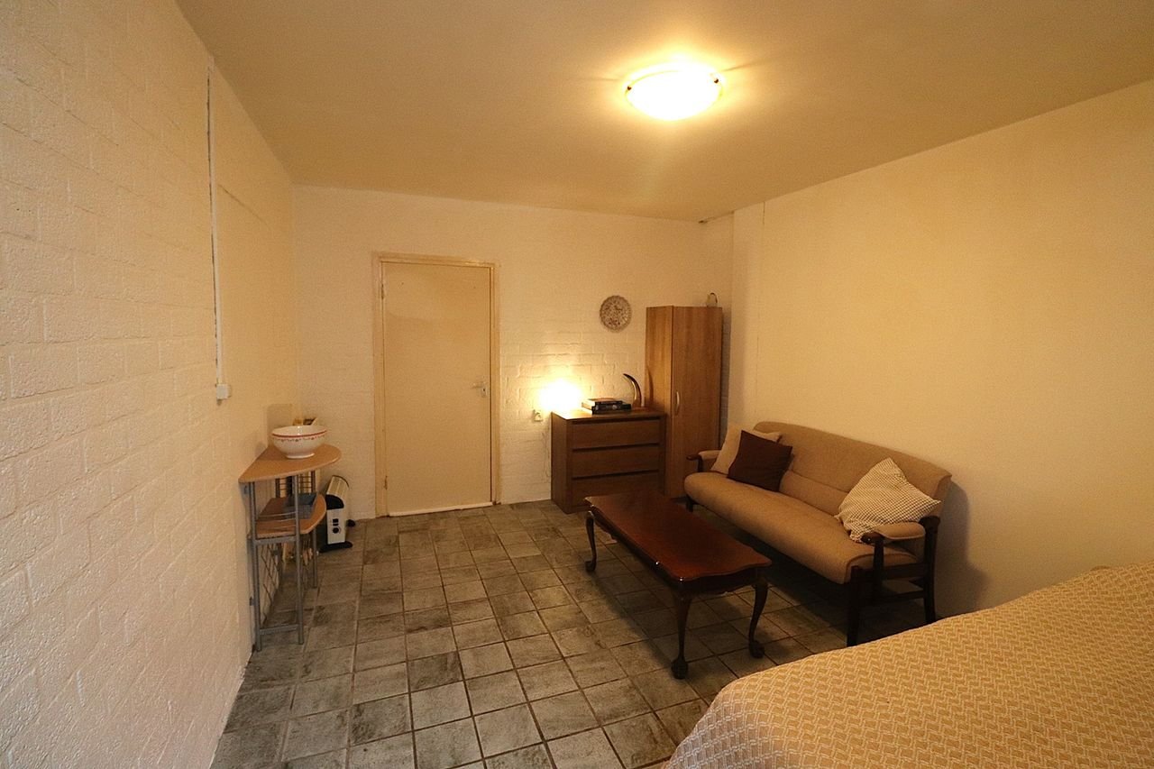 Gemeubileerde studio met tuin in De Heeg - Afbeelding 2