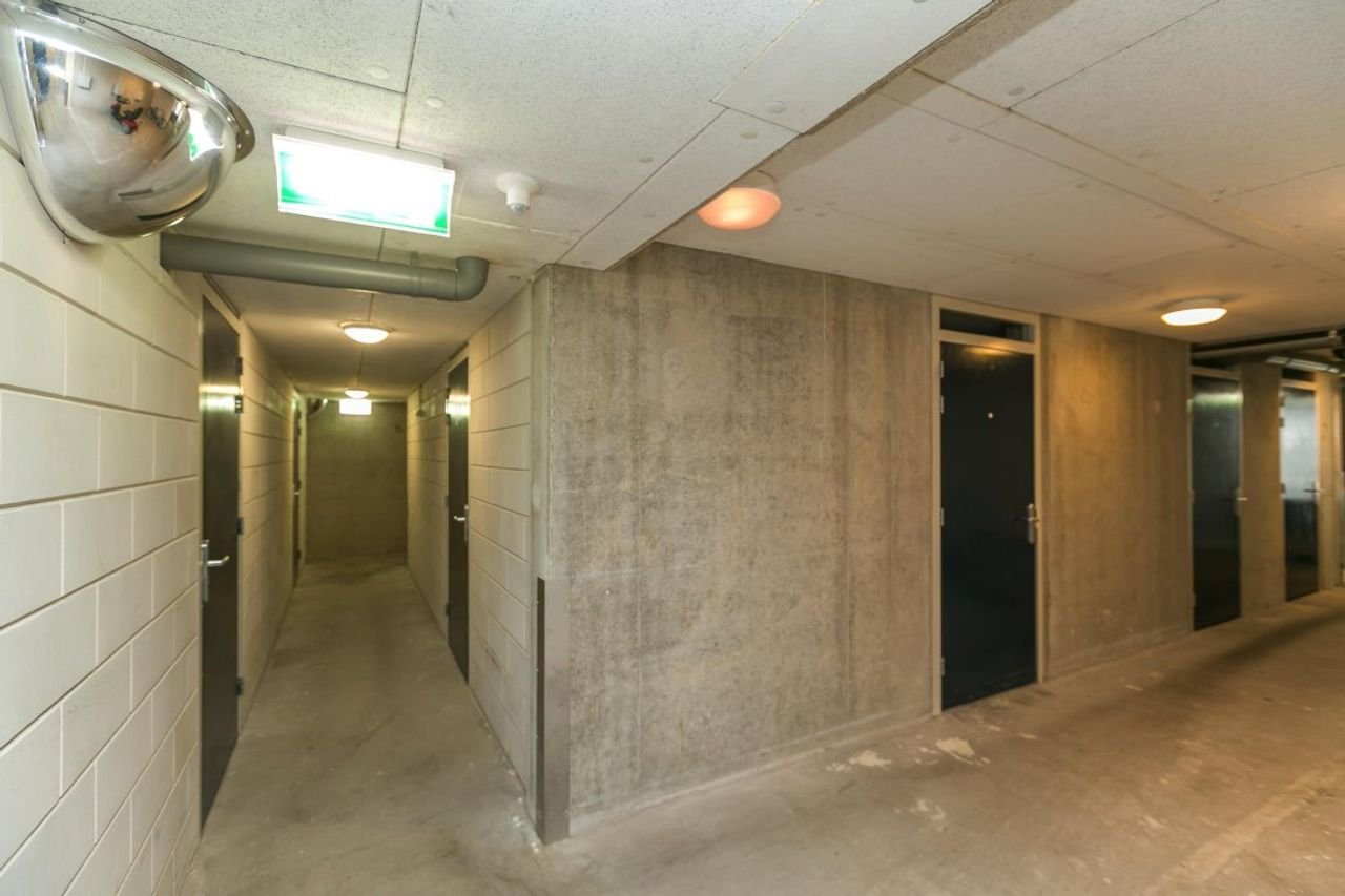 Spacious apartment with balcony near the city center - Image 17