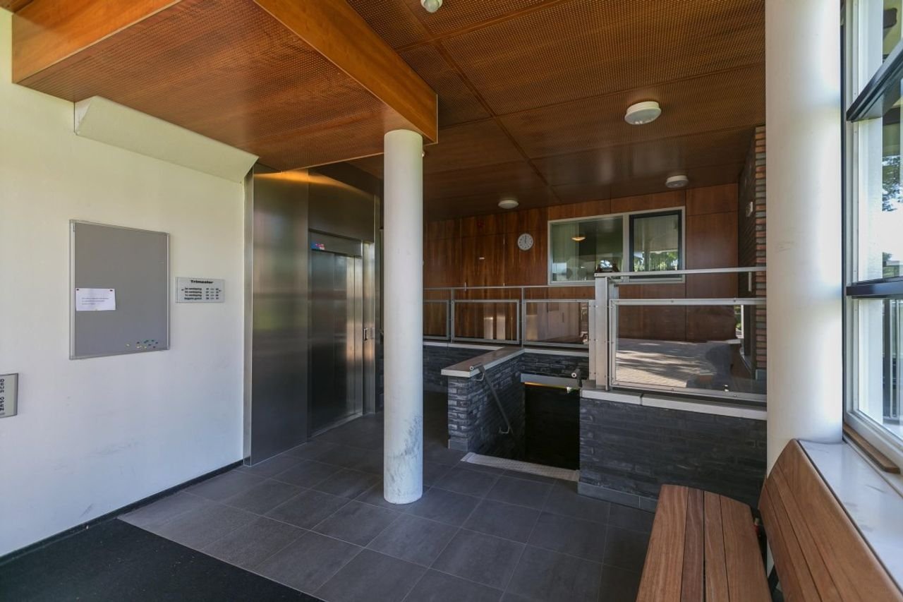 Spacious apartment with balcony near the city center - Image 7