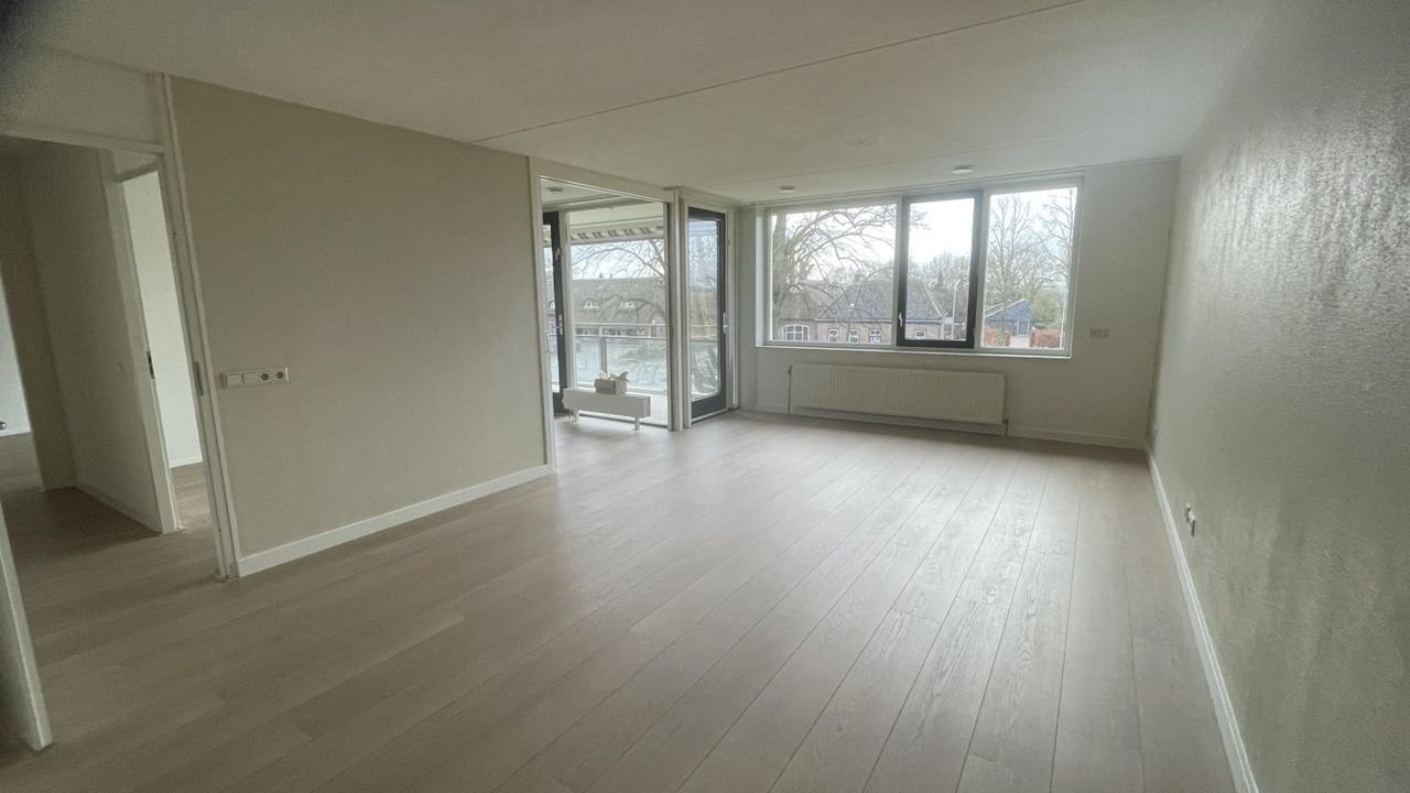 Spacious apartment with balcony near the city center - Image 9