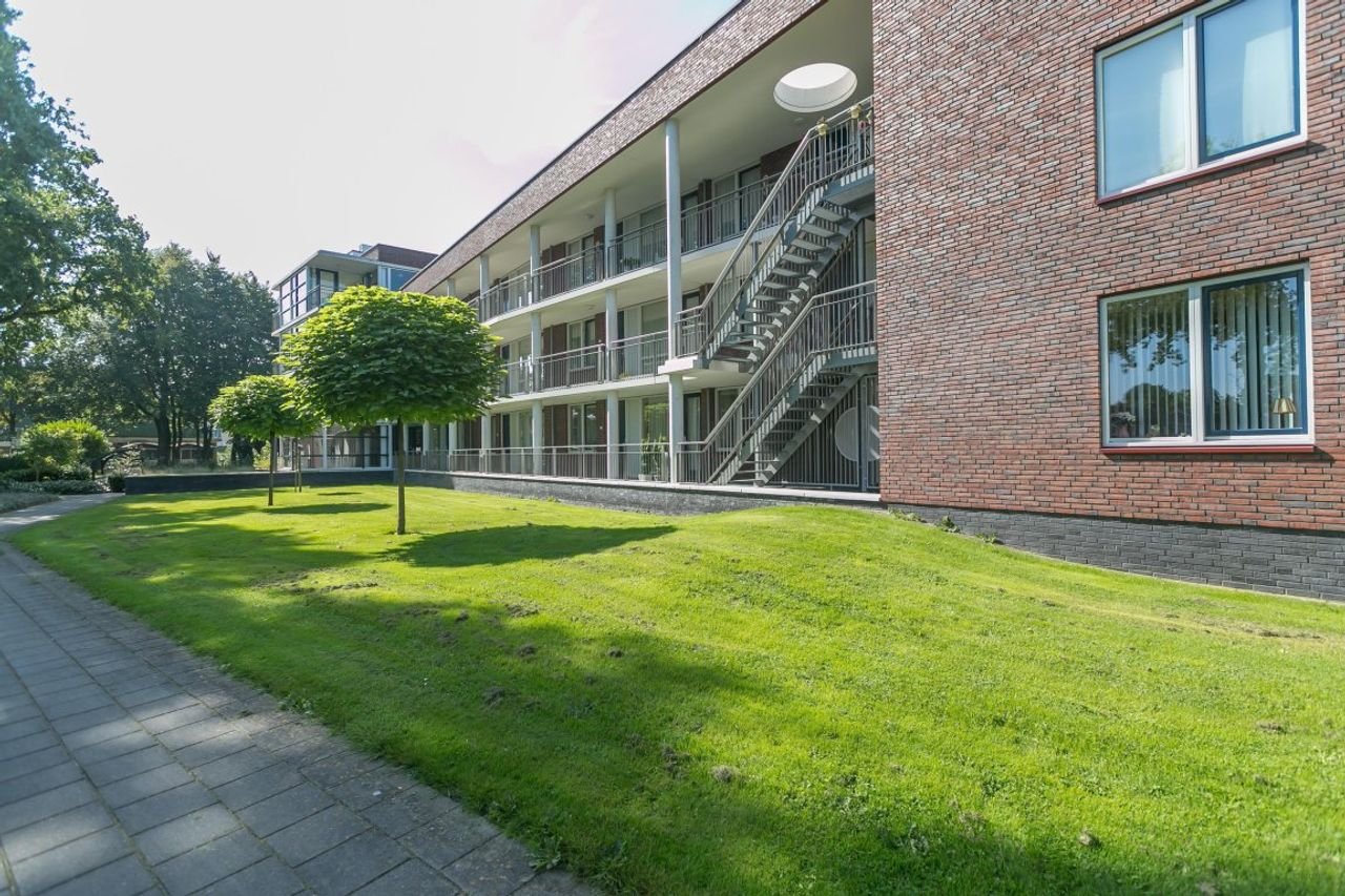 Spacious apartment with balcony near the city center - Image 4