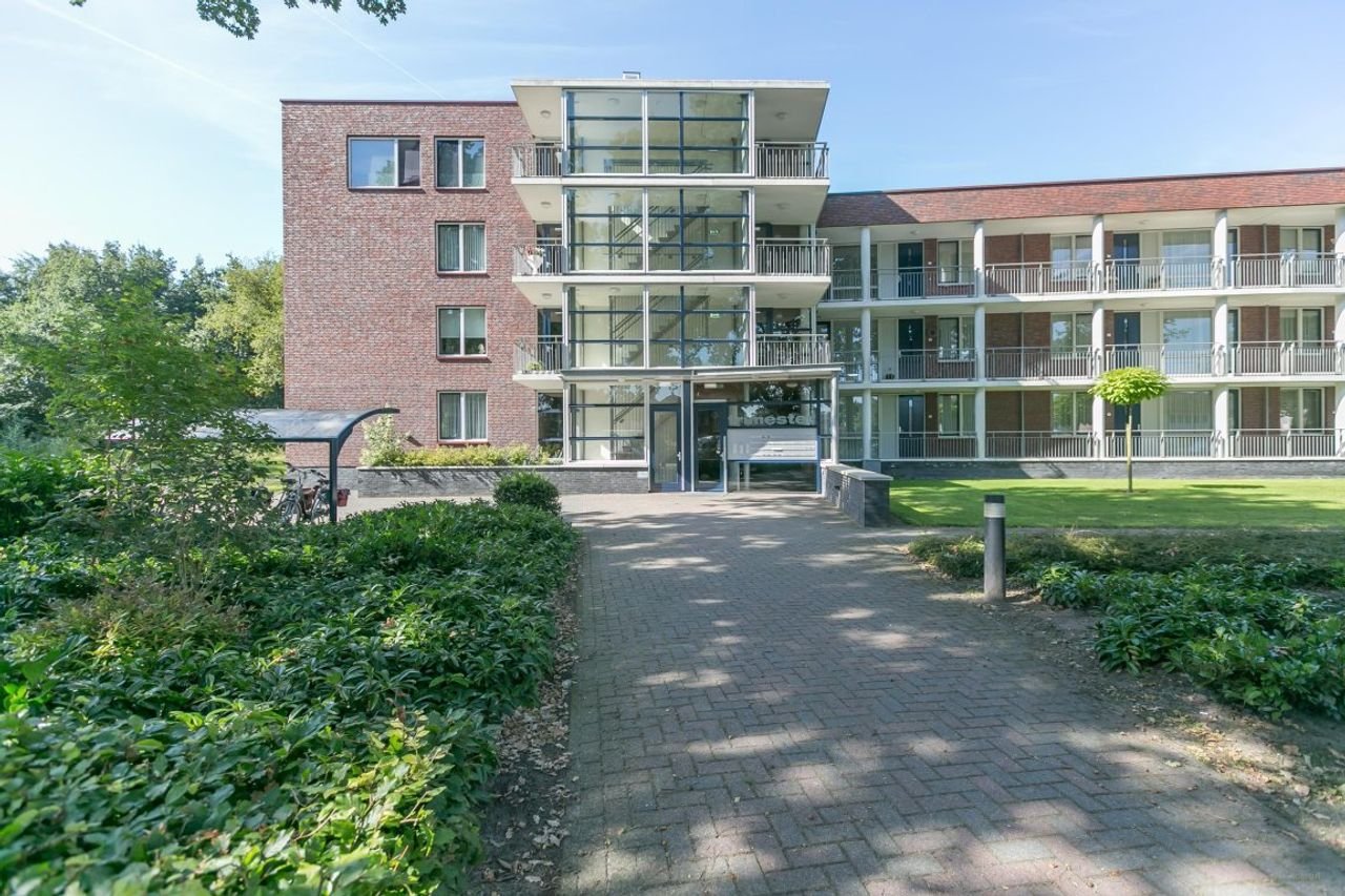 Spacious apartment with balcony near the city center - Image 2