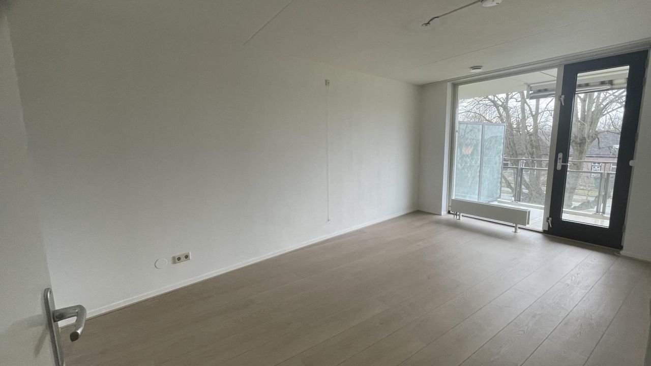 Spacious apartment with balcony near the city center - Image 13