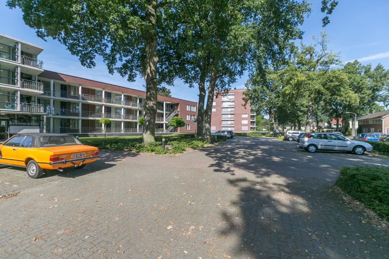 Spacious apartment with balcony near the city center - Image 6