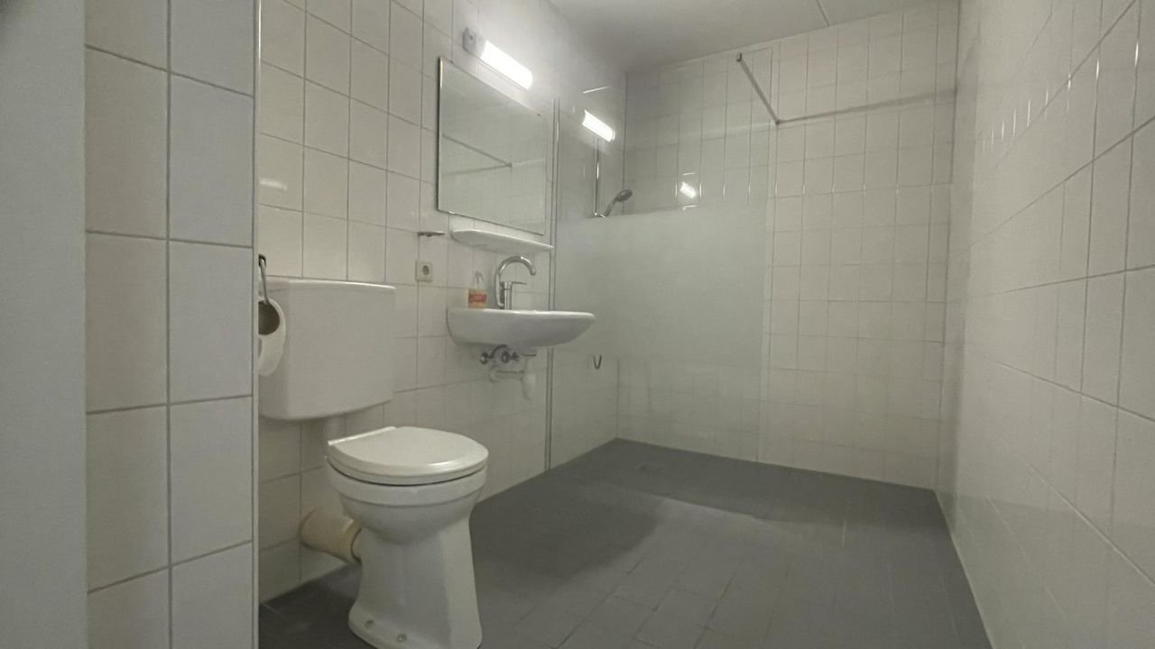 Spacious apartment with balcony near the city center - Image 14