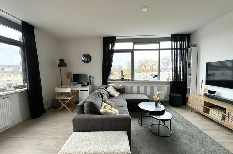 Bright apartment with private parking space - Image 5