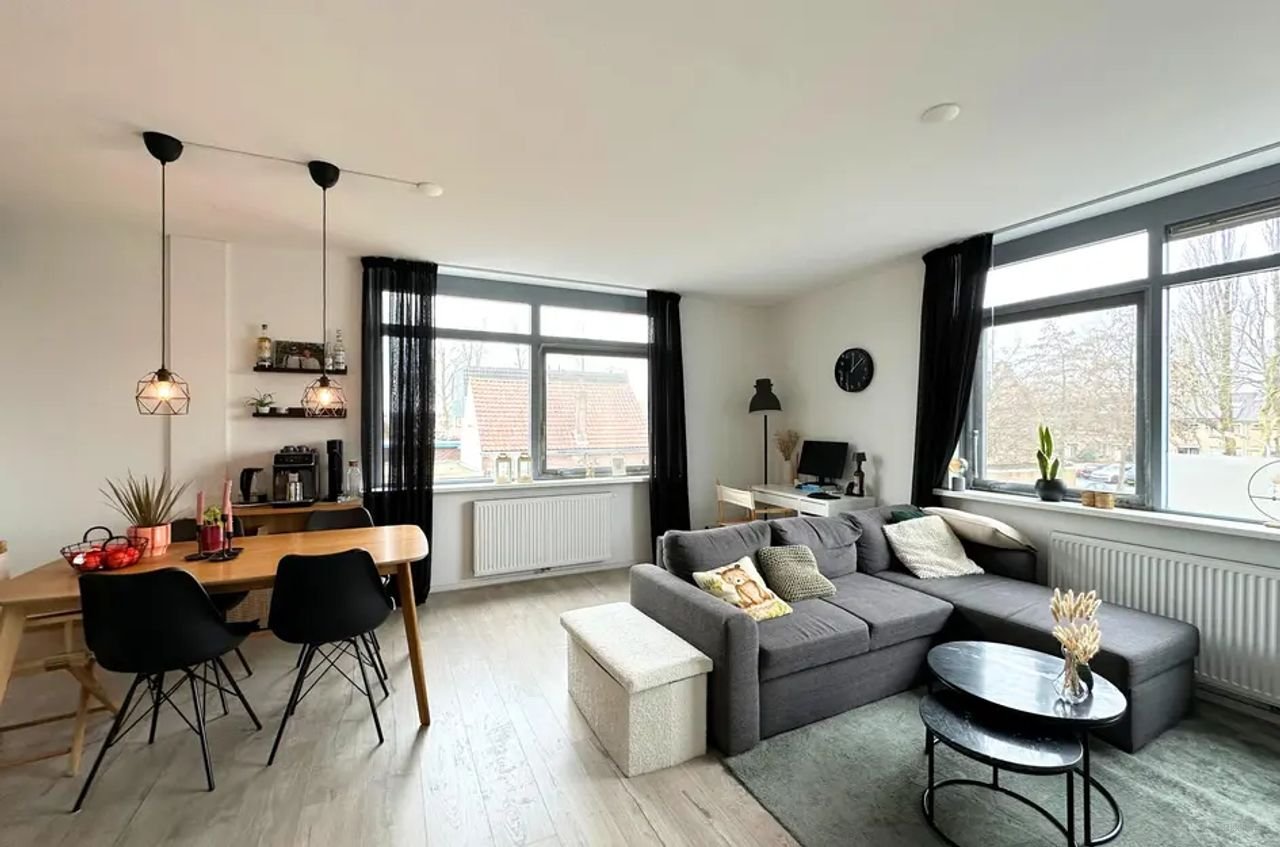 Bright apartment with private parking space - Image 2