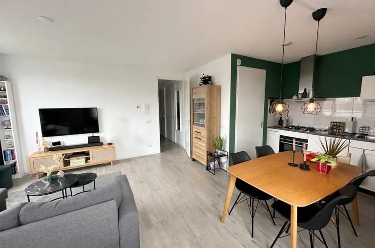 Bright apartment with private parking space - Image 6