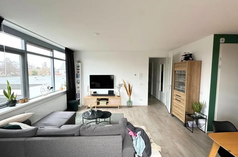 Bright apartment with private parking space - Image 3