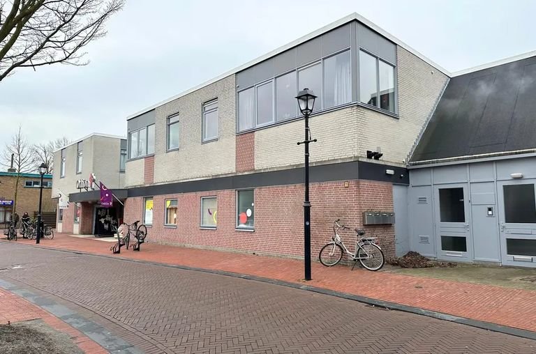 Bright apartment with private parking space - Image 9