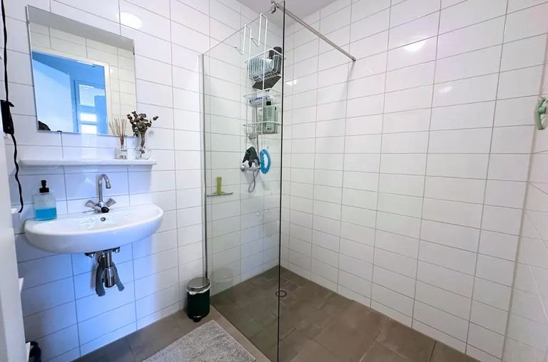 Bright apartment with private parking space - Image 4