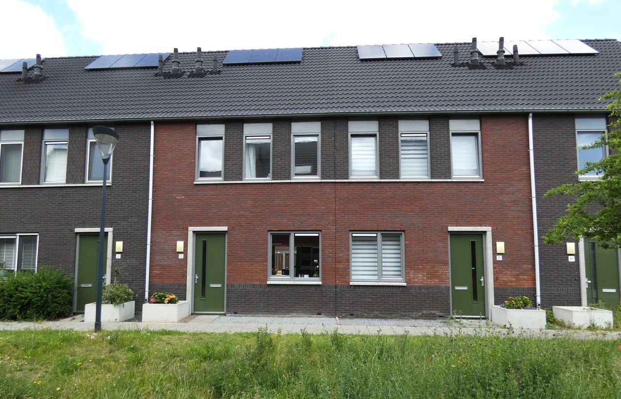 Spacious terraced house (105 m²) with garden - Image 1