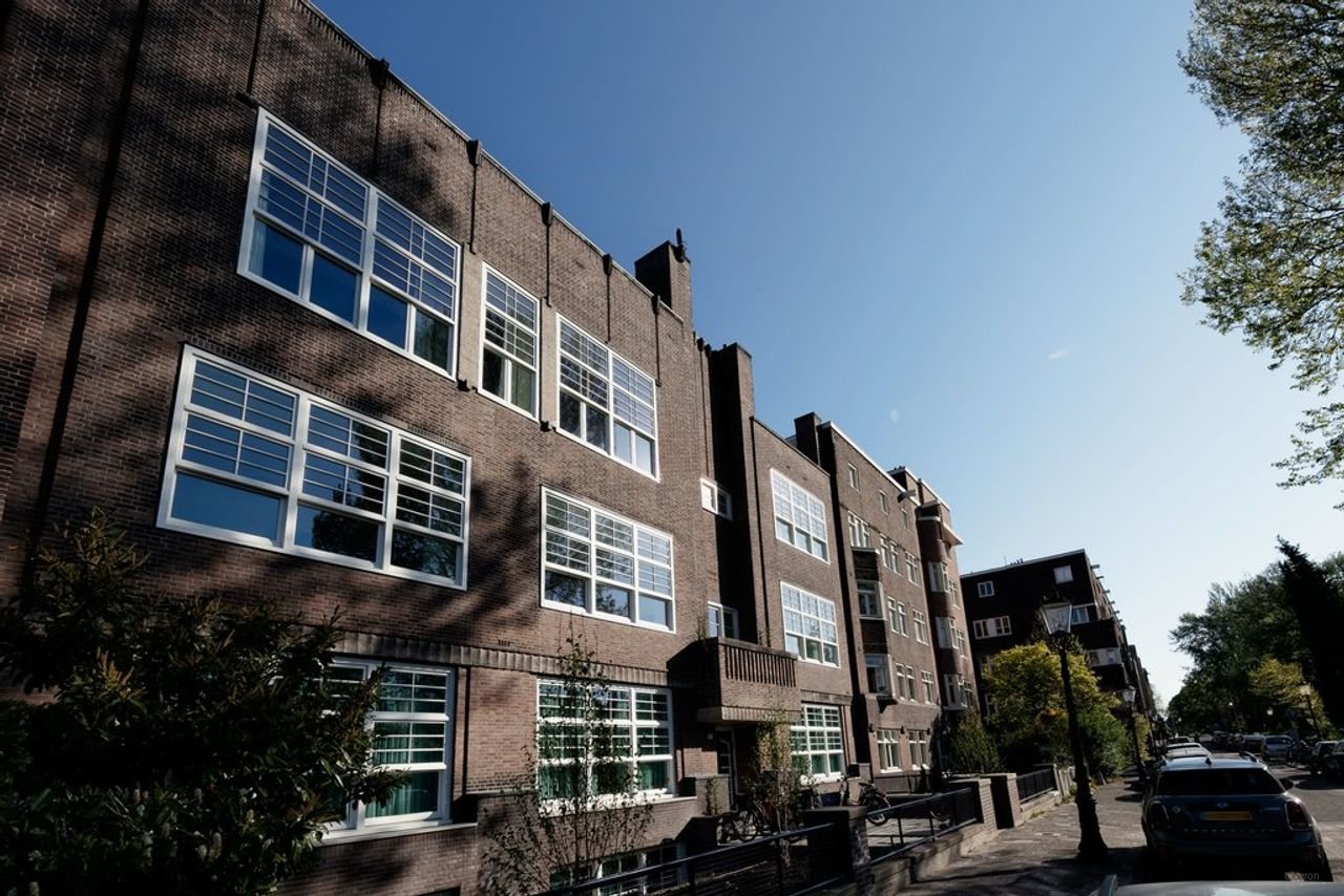 Spacious living in a former school building - Image 34