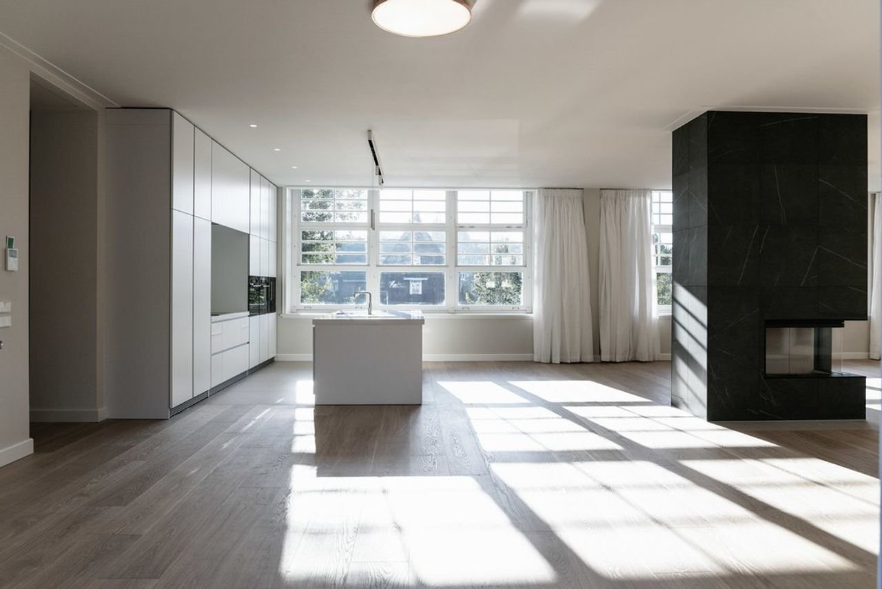 Spacious living in a former school building - Image 2