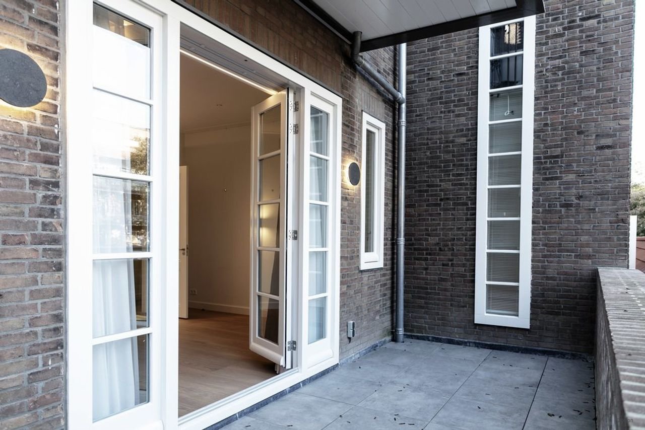 Spacious living in a former school building - Image 21