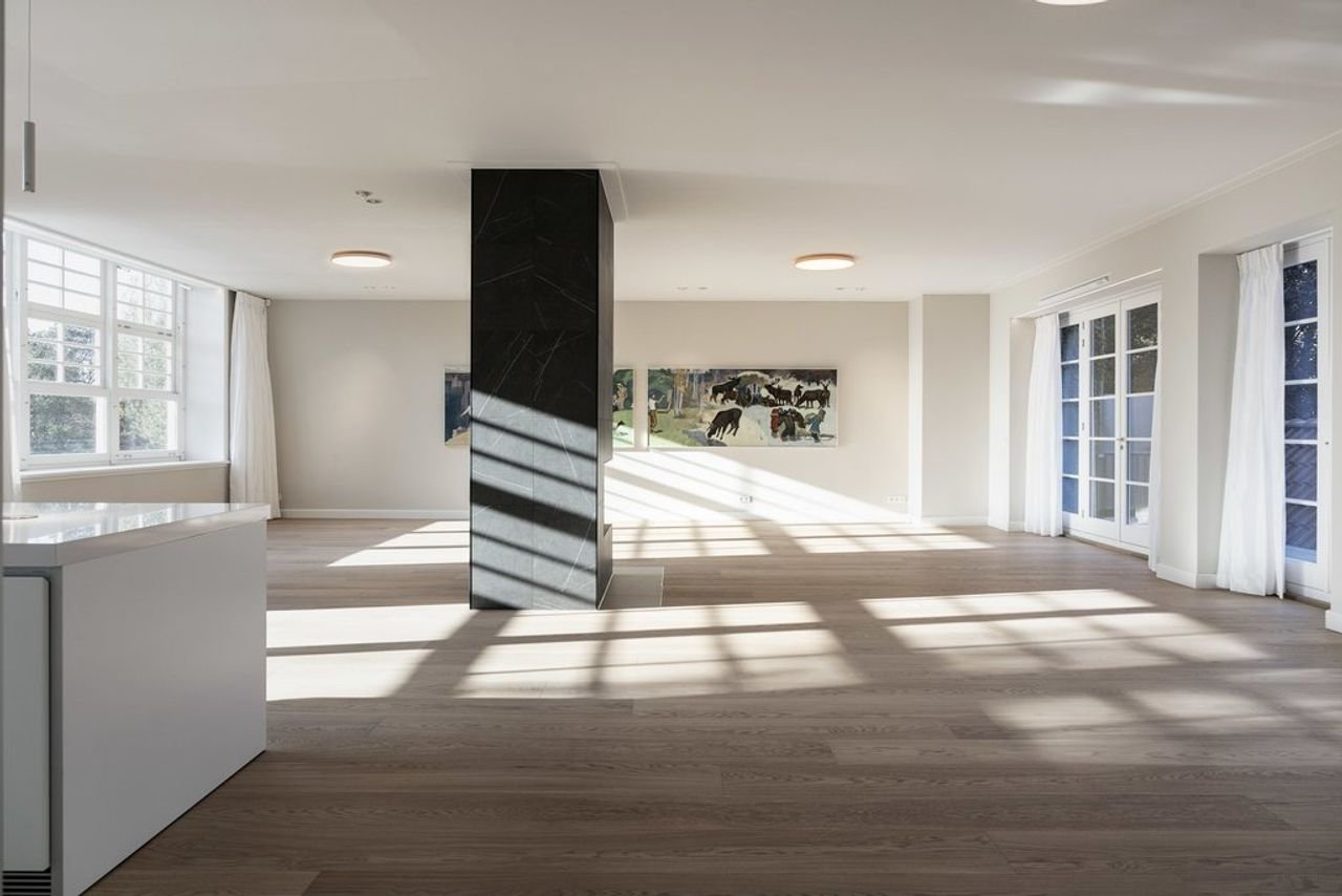 Spacious living in a former school building - Image 3