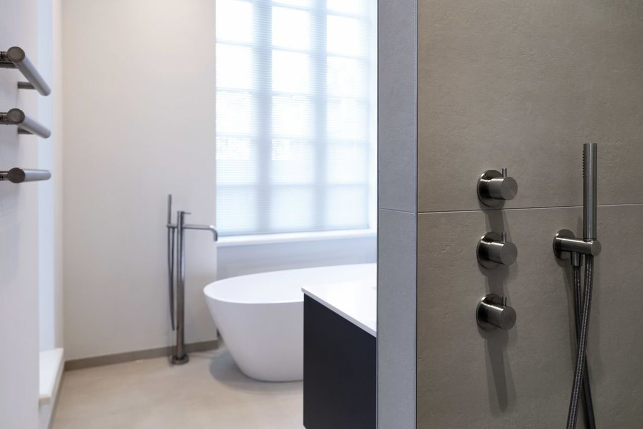 Spacious living in a former school building - Image 18