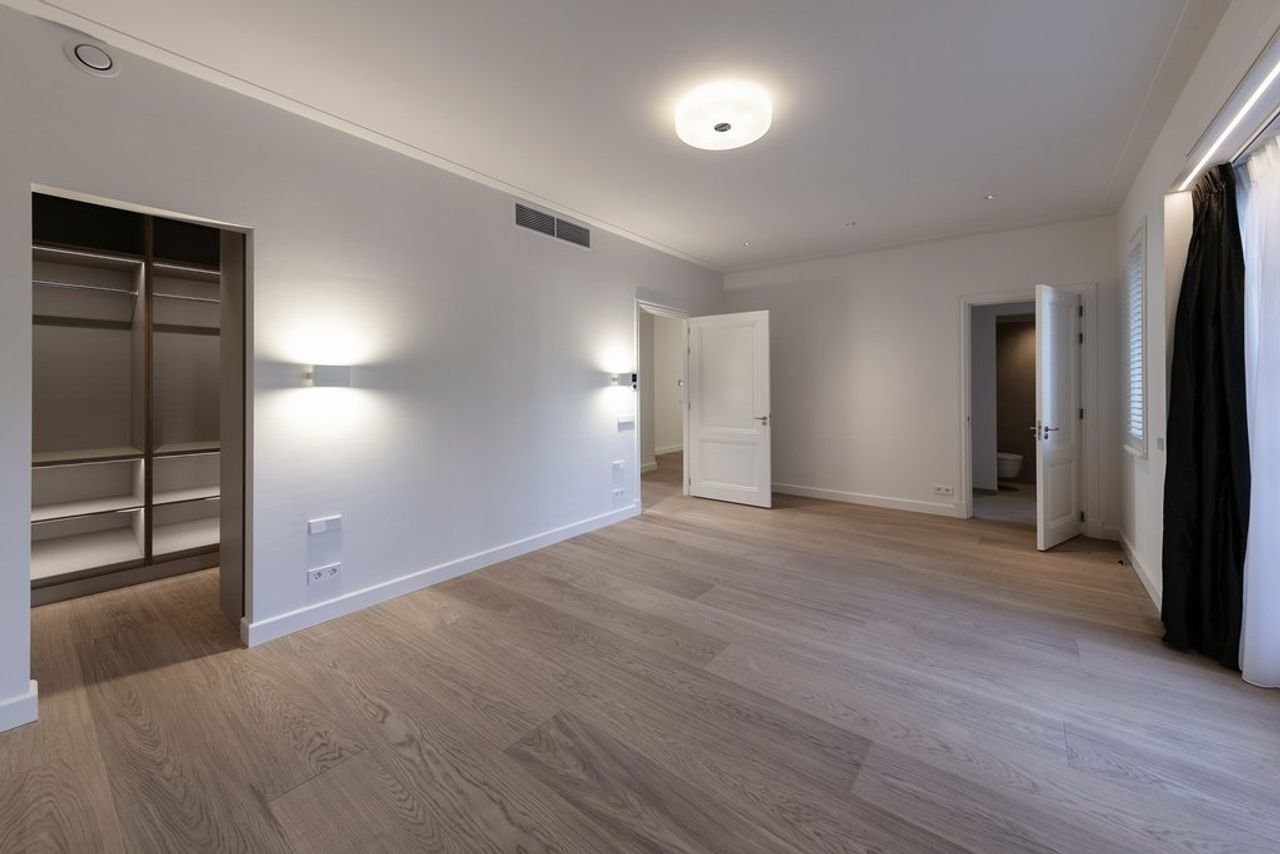 Spacious living in a former school building - Image 12