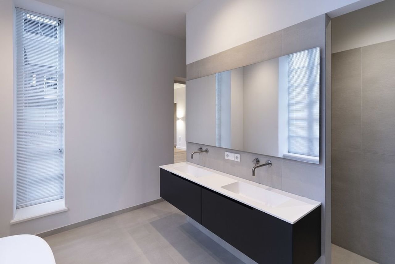 Spacious living in a former school building - Image 15