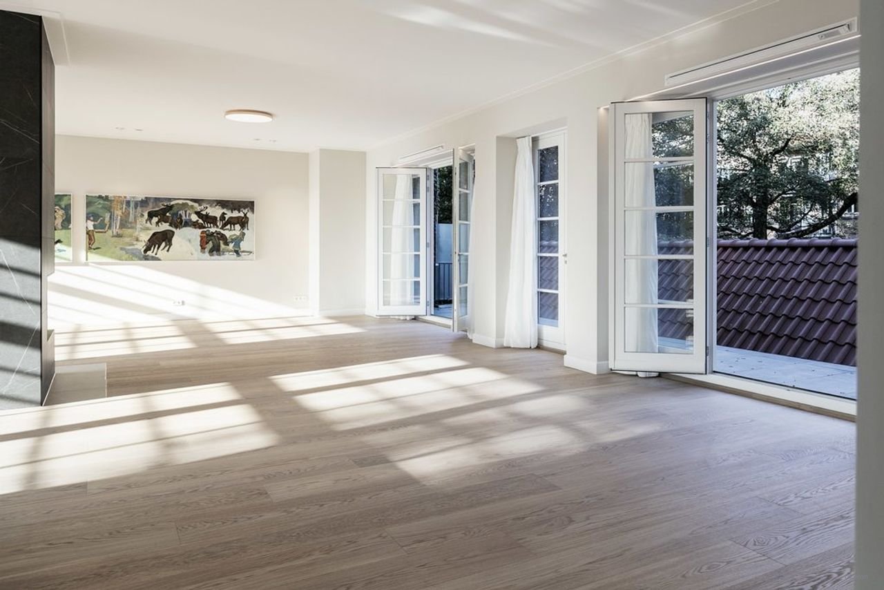 Spacious living in a former school building - Image 5