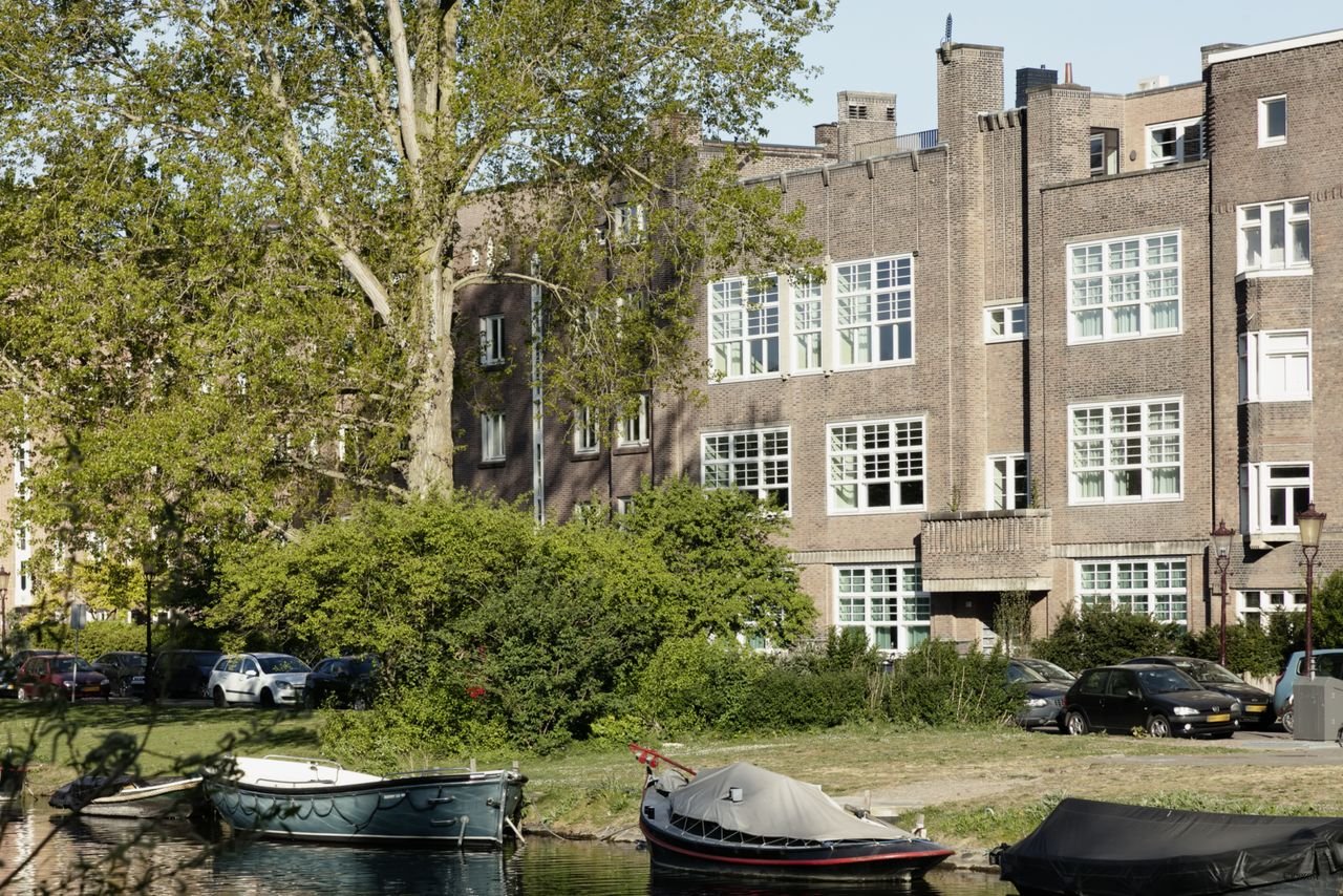 Spacious living in a former school building - Image 37