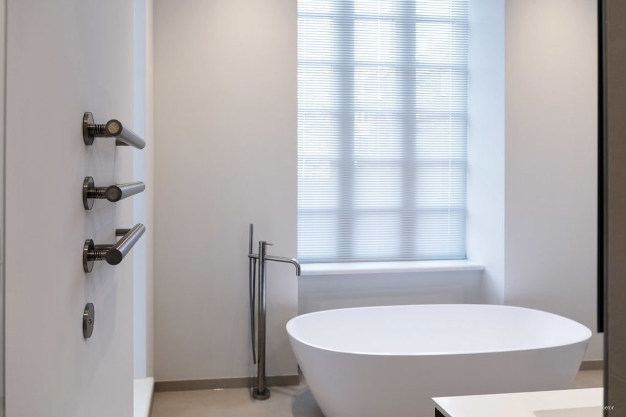 Spacious living in a former school building - Image 20