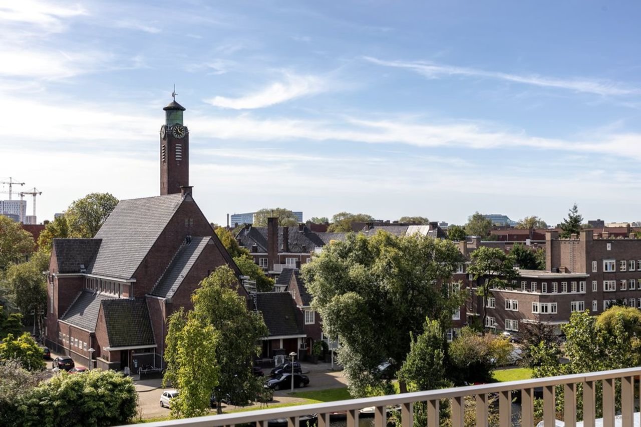 Spacious living in a former school building - Image 28
