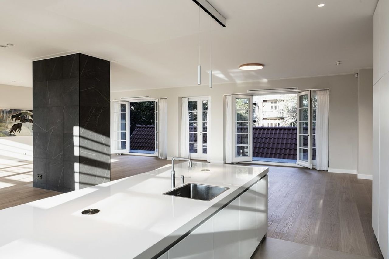 Spacious living in a former school building - Image 7